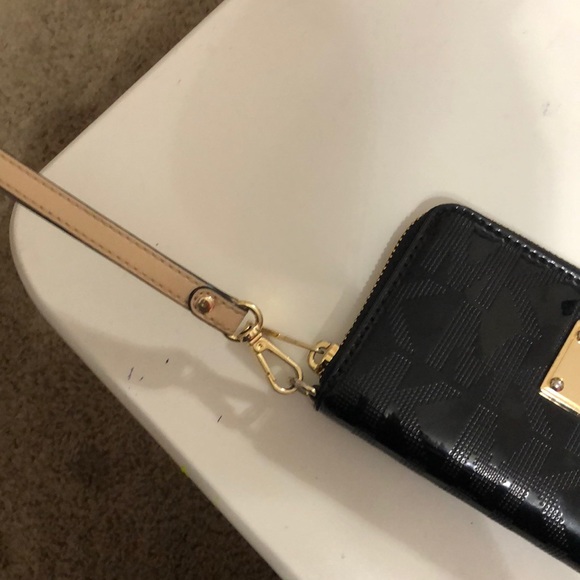 Michael Kors MK leather wristlet with phone pocket - Picture 2 of 4